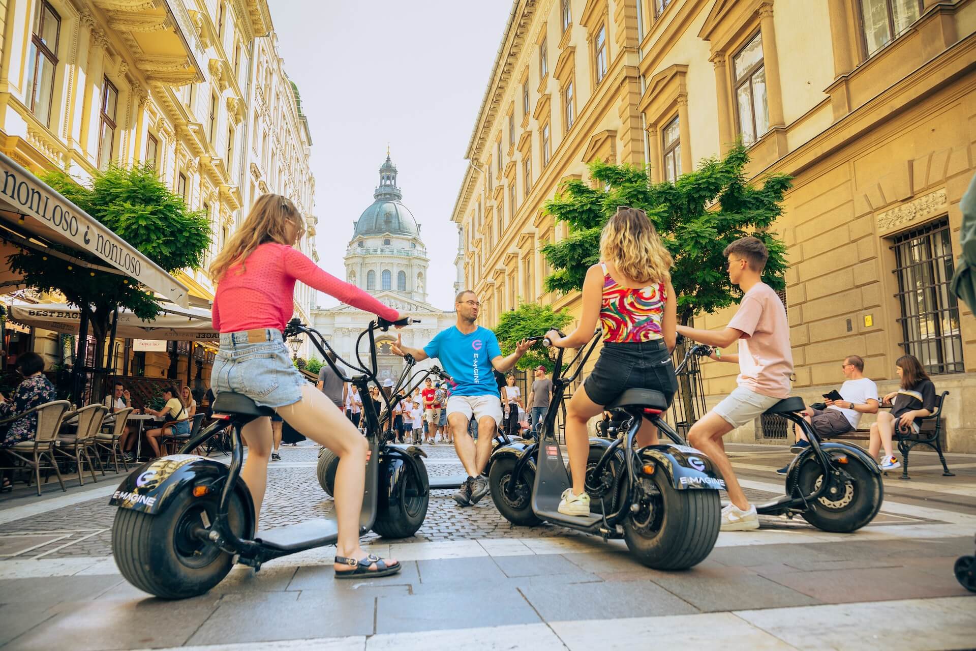 מדריך מקומי מספר סיפורים על בודפשט