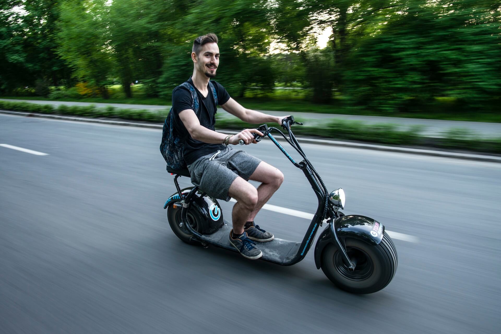 Imagen de un ciclista durante un recorrido en scooter eléctrico Fairy Garden