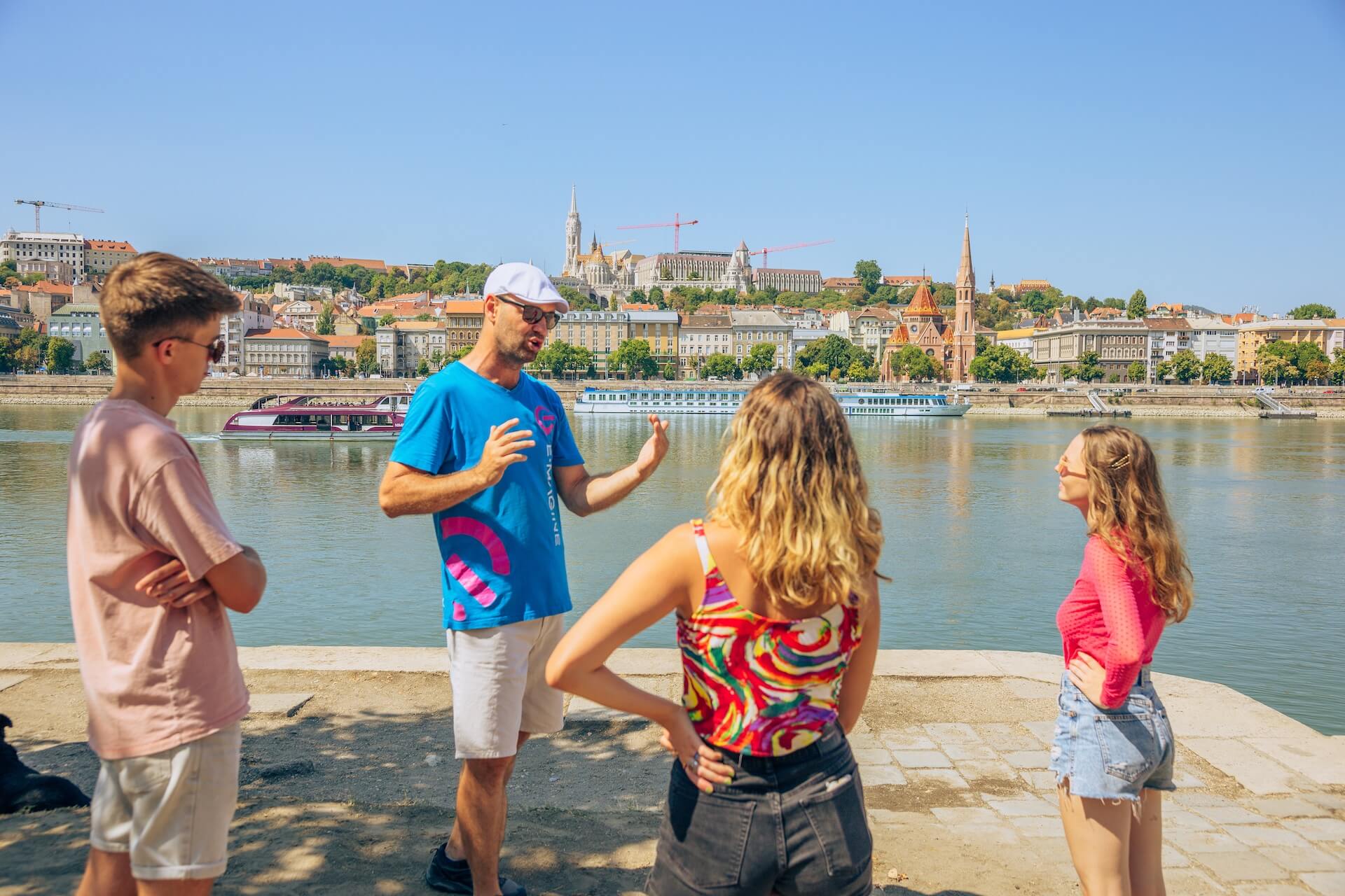 Jóvenes cerca del Danubio en un tour privado