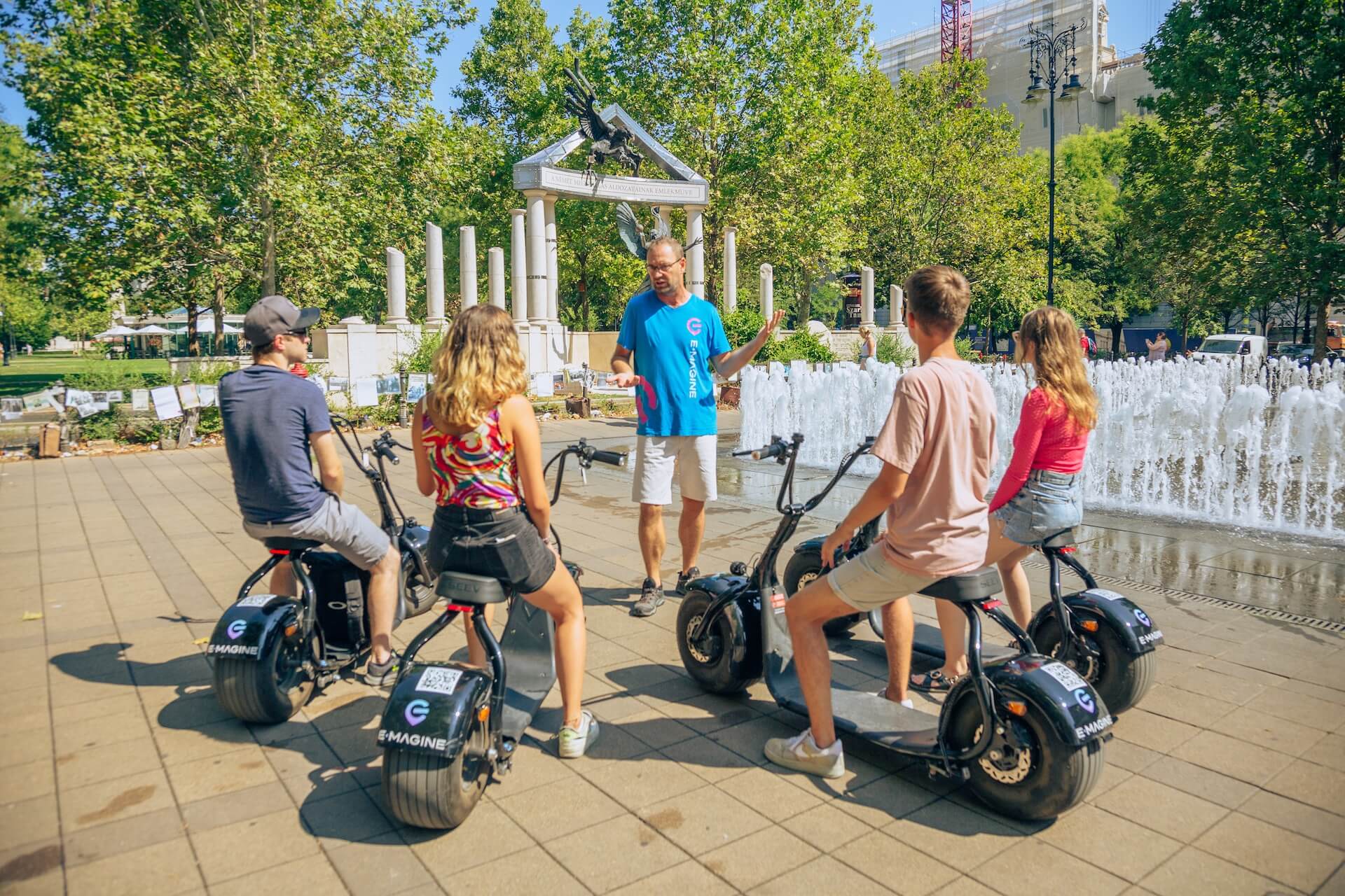 Una parada en el monumento de la Plaza de la Libertad en una visita guiada en e-scooter