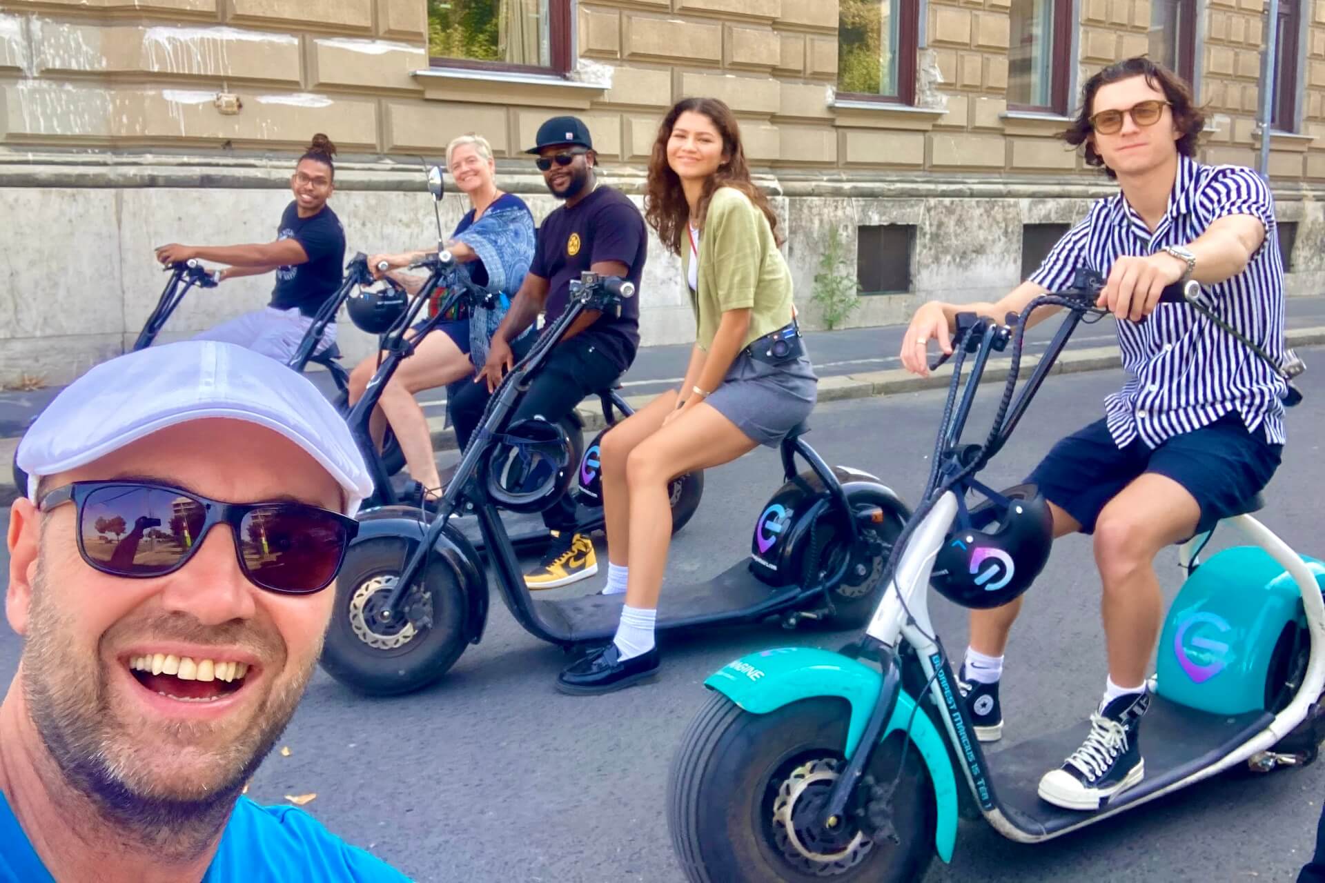 Zendaya et Tom Holland lors d'une tournée en scooter électrique All In Budapest en 2022 avec E-Magine Tours Budapest
